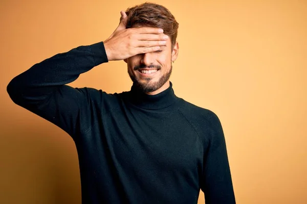 Homem Bonito Jovem Com Barba Vestindo Camisola Gola Alta Sobre — Fotografia de Stock