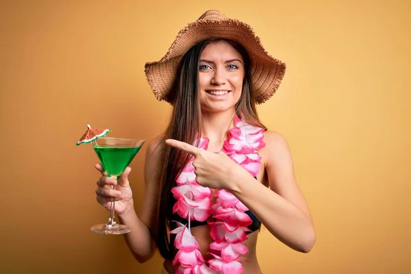Vacker Kvinna Med Blå Ögon Semester Bär Bikini Och Hawaiian — Stockfoto