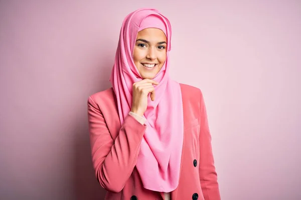 Junges Schönes Mädchen Muslimischem Hijab Das Vor Isoliertem Rosa Hintergrund — Stockfoto