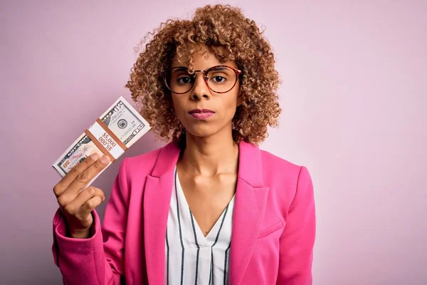 Jovem Afro Americana Encaracolado Mulher Segurando Monte Notas Dólares Sobre — Fotografia de Stock