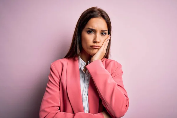 Mladá Krásná Brunetka Žena Nosí Bundu Stojící Nad Izolované Růžové — Stock fotografie