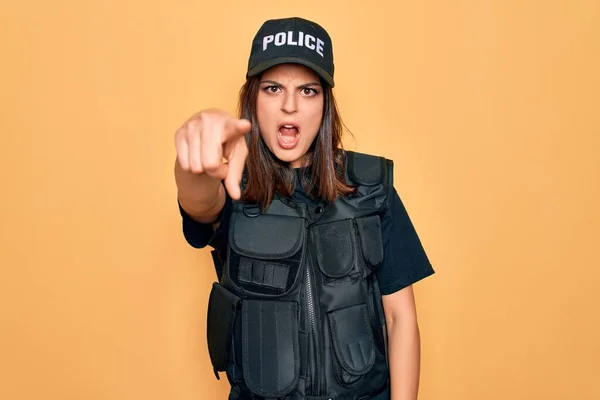 Jovem Bela Policial Morena Vestindo Uniforme Policial Prova Balas Boné — Fotografia de Stock