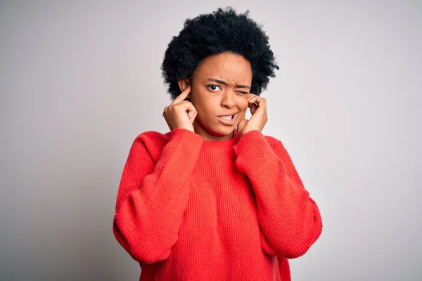 Ung Vacker Afroamerikansk Afro Kvinna Med Lockigt Hår Bär Röd — Stockfoto