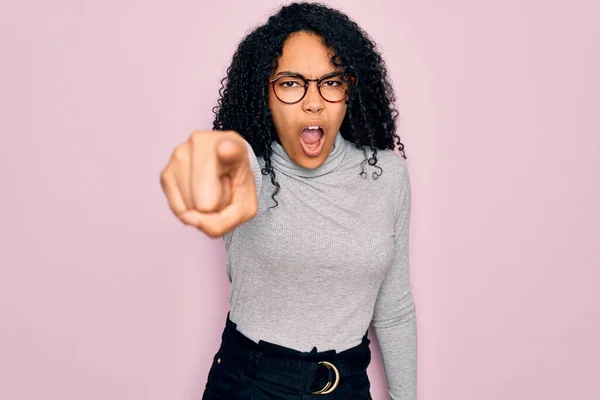 Jeune Femme Afro Américaine Portant Pull Col Roulé Des Lunettes — Photo