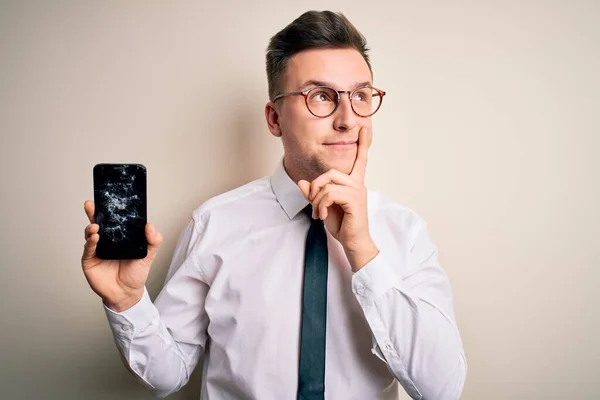 Ung Stilig Kaukasisk Man Som Håller Smartphone Med Bruten Skärm — Stockfoto