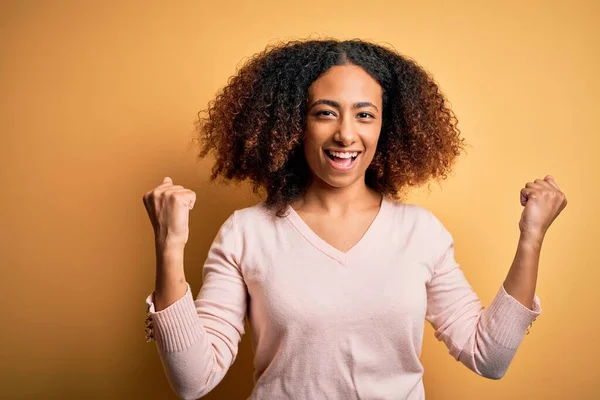 Ung Afrikansk Amerikansk Kvinna Med Afro Hår Bär Casual Tröja — Stockfoto