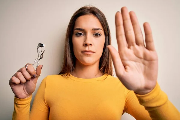 Ung Vacker Brunett Kvinna Som Håller Ögonfrans Locktång Över Isolerade — Stockfoto