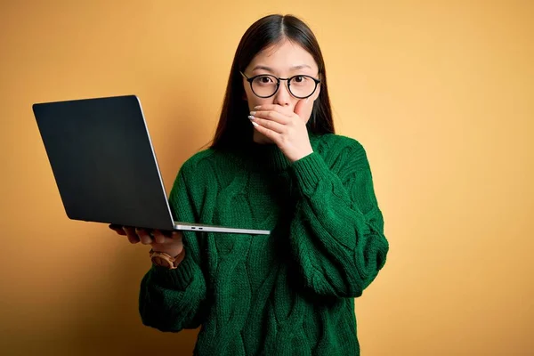 Joven Mujer Negocios Asiática Que Usa Gafas Trabaja Usando Computadora — Foto de Stock