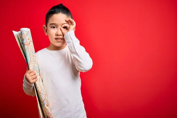 Kleiner Junge Kind Das Auf Touristenzielkarte Über Rotem Isoliertem Hintergrund — Stockfoto