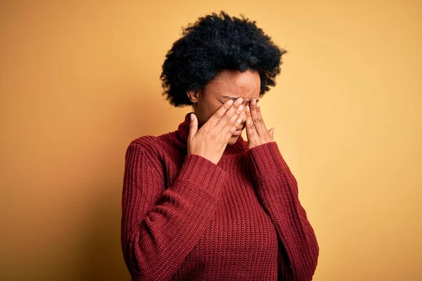 若い美しいアフリカ系アメリカ人アフロ女性は 疲労や頭痛のために目をこすりカジュアルなタートルネックセーターを着て巻き毛 眠いと疲れた表情 ビジョンの問題 — ストック写真