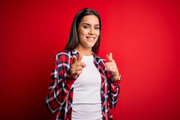 Junge Schöne Brünette Frau Lässigem Hemd Das Über Isoliertem Rotem — Stockfoto