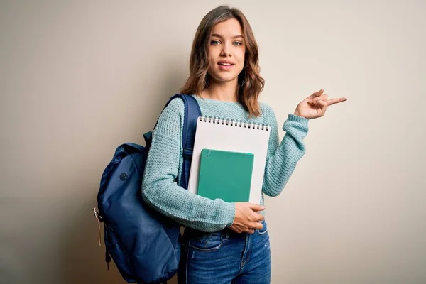 Junge Blonde Studentin Trägt Rucksack Und Bücher Aus Der Schule — Stockfoto