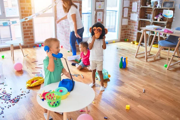 Junge Schöne Lehrerin Und Kleinkinder Spielen Kindergarten Mit Viel Spielzeug — Stockfoto