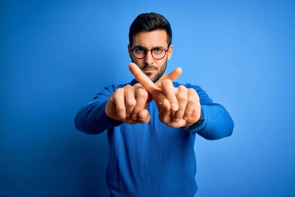 Jonge Knappe Man Met Baard Dragen Casual Trui Bril Blauwe — Stockfoto