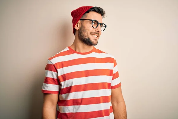 Joven Hombre Guapo Con Camisetas Rayas Casuales Gafas Sobre Fondo —  Fotos de Stock