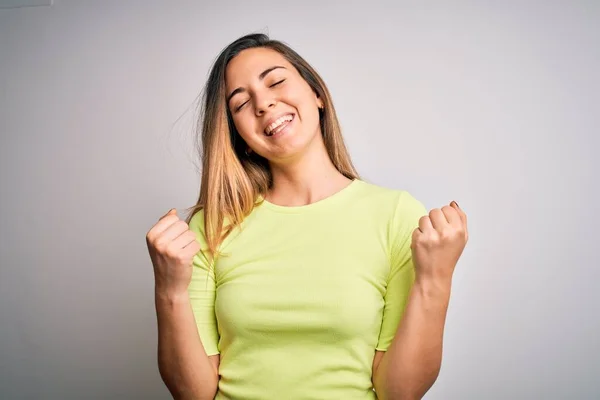 Bella Donna Bionda Con Gli Occhi Azzurri Indossa Verde Casual — Foto Stock