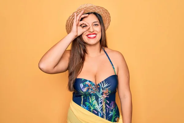 Ung Latinamerikansk Kvinna Bär Sommar Hatt Och Baddräkt Över Gul — Stockfoto