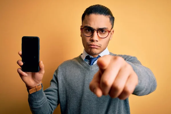 Ung Brasiliansk Affärsman Bär Glasögon Som Håller Smartphone Visar Skärmen — Stockfoto