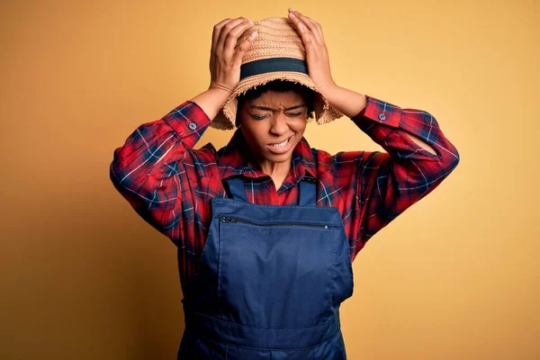 年轻的非洲裔美国农妇 头戴围裙 头戴帽子 因疼痛和偏头痛而感到绝望和压力 手放在头上 — 图库照片