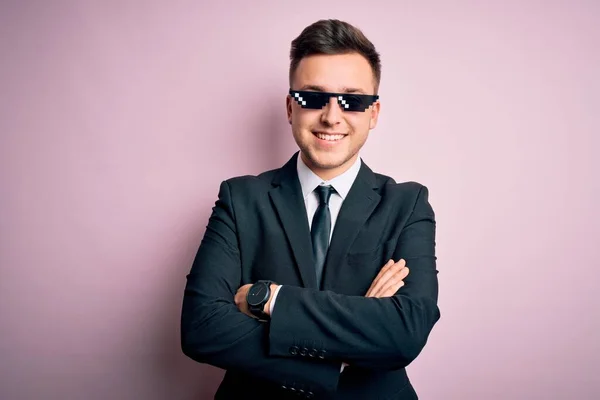 Νεαρός Όμορφος Καυκάσιος Επιχειρηματίας Αστεία Γυαλιά Ζωής Κακοποιού Χαρούμενο Πρόσωπο — Φωτογραφία Αρχείου