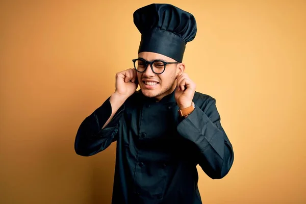 Joven Chef Brasileño Vestido Con Uniforme Cocina Sombrero Sobre Fondo —  Fotos de Stock