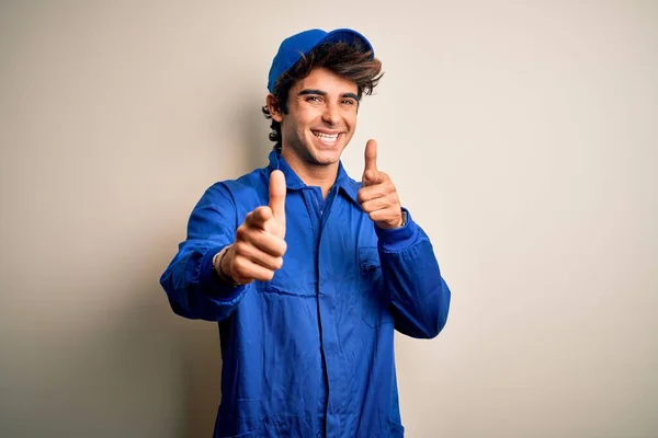 Joven Mecánico Vestido Con Gorra Azul Uniforme Pie Sobre Fondo —  Fotos de Stock