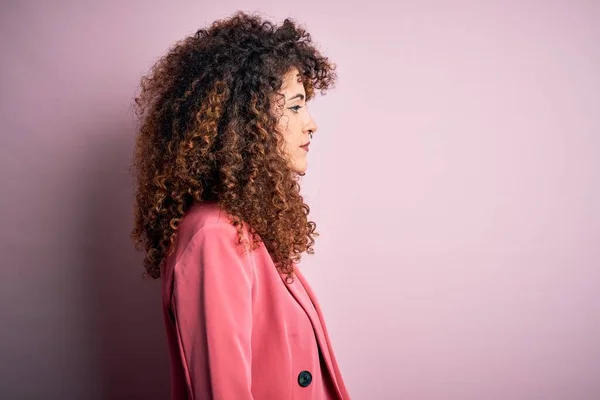 Jovem Mulher Negócios Bonita Com Cabelo Encaracolado Piercing Vestindo Jaqueta — Fotografia de Stock