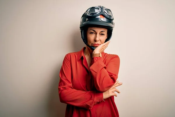 Medioevo Motociclista Donna Indossa Casco Moto Isolato Sfondo Bianco Pensando — Foto Stock