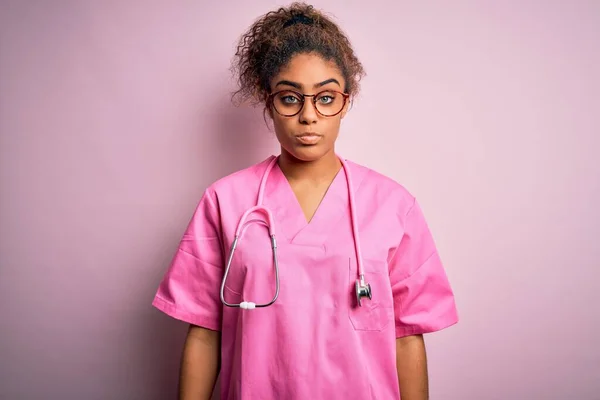 아프리카 미국인 간호사가 청진기를 우울해 분노와 공포에 — 스톡 사진