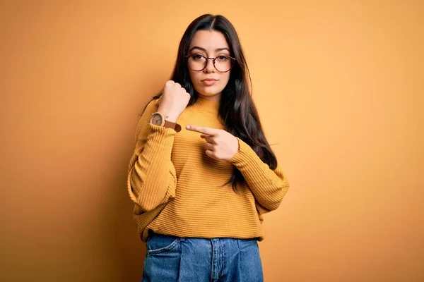 Mujer Morena Joven Con Gafas Suéter Casual Sobre Fondo Aislado —  Fotos de Stock