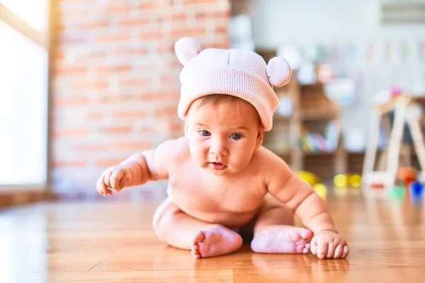 Bebê Adorável Deitado Sofá Casa Recém Nascido Vestindo Chapéu Fanny — Fotografia de Stock