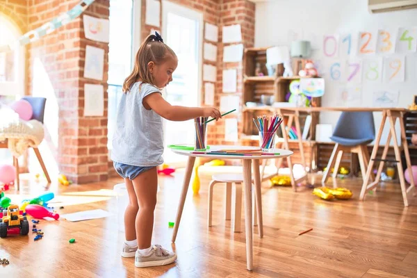 Joven Niña Rubia Hermosa Disfrutando Escuela Juego Con Juguetes Jardín — Foto de Stock