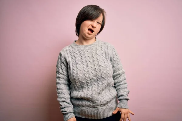 Young Syndrom Kvinna Bär Casual Tröja Över Isolerad Bakgrund Blinkar — Stockfoto