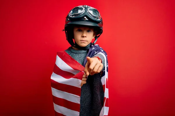 Ung Liten Patriotisk Unge Bär Usa Flagga Och Motorcykel Hjälm — Stockfoto