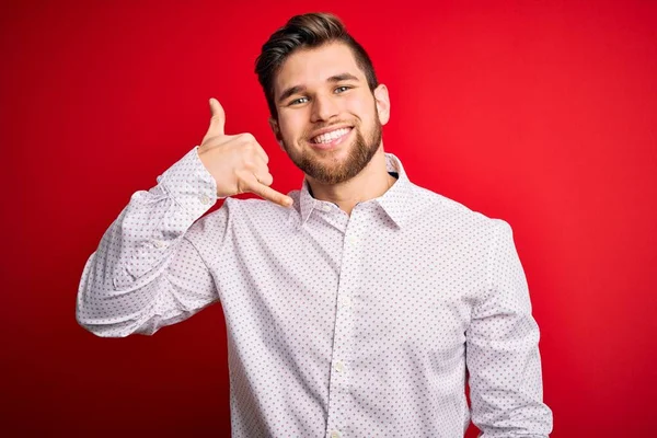 Jovem Empresário Loiro Com Barba Olhos Azuis Vestindo Camisa Elegante — Fotografia de Stock