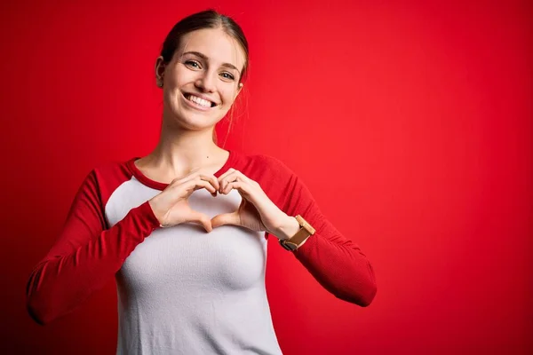 Joven Mujer Pelirroja Hermosa Con Camiseta Casual Sobre Fondo Rojo —  Fotos de Stock