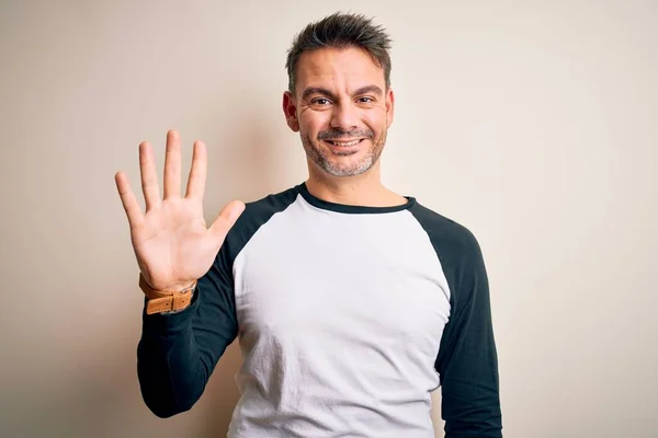 Jovem Homem Bonito Vestindo Camiseta Casual Sobre Fundo Branco Isolado — Fotografia de Stock