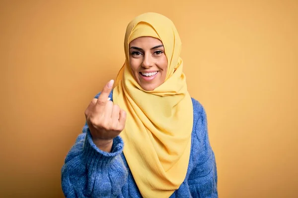 Młoda Piękna Brunetka Muzułmanka Arabskim Hidżabie Odizolowanym Żółtym Tle Beckoning — Zdjęcie stockowe