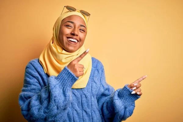 Junge Afroamerikanische Studentin Mit Gelbem Muslimischen Hijab Und Sonnenbrille Lächelt — Stockfoto