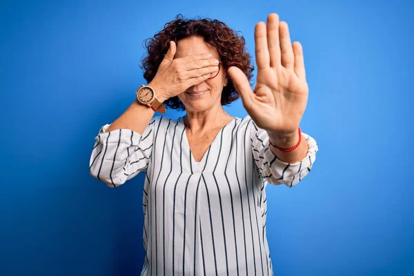 Middelbare Leeftijd Mooie Krullend Haar Vrouw Dragen Casual Gestreepte Shirt — Stockfoto