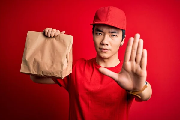 Jovem Homem Bonito Entrega Chinesa Segurando Saco Papel Takeaway Com — Fotografia de Stock