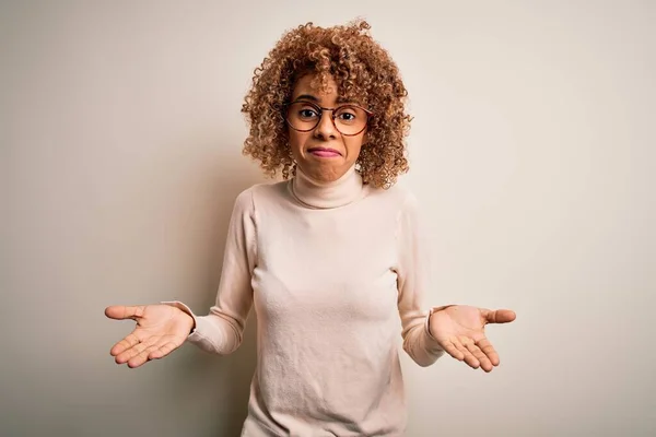 Jonge Afro Amerikaanse Vrouw Draagt Coltrui Bril Witte Achtergrond Clueless — Stockfoto