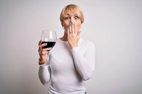 Jonge Blonde Vrouw Met Kort Haar Drinken Van Een Glas — Stockfoto