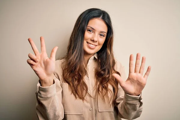 Jong Mooi Brunette Vrouw Dragen Casual Shirt Staan Witte Achtergrond — Stockfoto