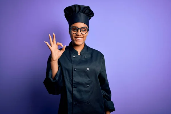 Jonge Afro Amerikaanse Chef Kok Meisje Draagt Fornuis Uniform Hoed — Stockfoto