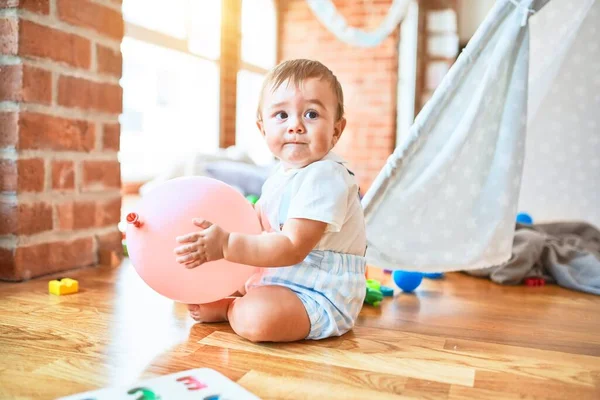 Adorável Criança Brincando Torno Muitos Brinquedos Jardim Infância — Fotografia de Stock