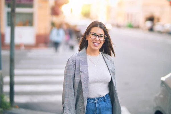 Joven Hermosa Mujer Sonriendo Feliz Confiado Pie Con Sonrisa Cara — Foto de Stock