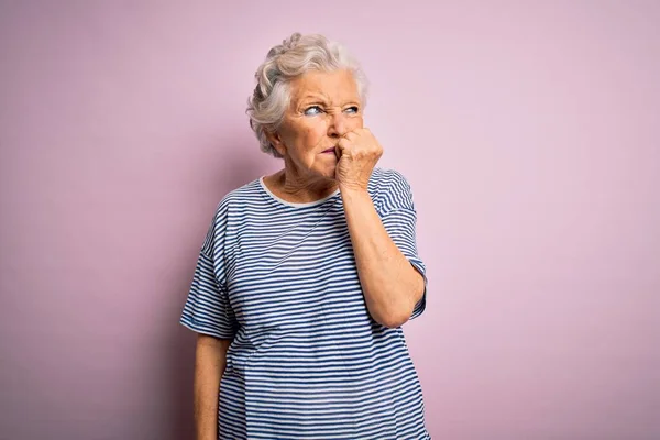 Ältere Schöne Grauhaarige Frau Trägt Lässiges Shirt Über Isoliertem Rosa — Stockfoto