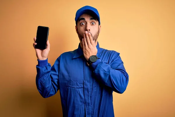 Mechaniker Mit Bart Blauer Uniform Und Mütze Smartphone Der Hand — Stockfoto