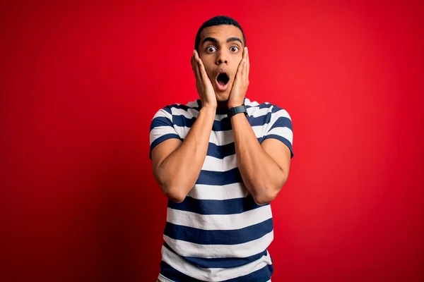 Hombre Afroamericano Guapo Vistiendo Casual Rayas Camiseta Pie Sobre Fondo — Foto de Stock